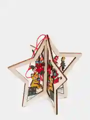 Алый елочная игрушка из дерева