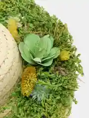 Зеленый декоративное настенное украшение Lillo "Шляпа с цветами", 29 см