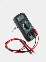 Черный цифровой мультиметр XL830L
