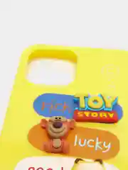 Желтый чехол на iPhone