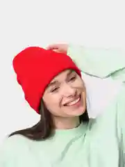 Красный шапка бини