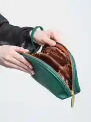 Зеленый косметичка на молнии кожаная