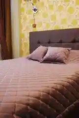 Пурпурный покрывало 240х220 см велюровое стеганое на кровать. В комплекте 2 подушки 45х45 см