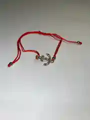 Багровый нитка красная