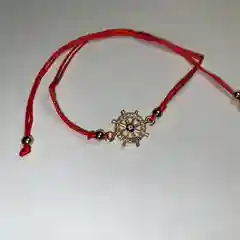 Красный нитка красная