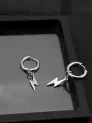 Серьга-кольцо из медицинской стали "Молния"/мужская серьга/пирсинг/серьга-кольцо/1шт
