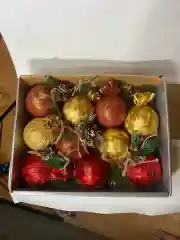 Алый елочная игрушка, 24 штуки и 35 штук