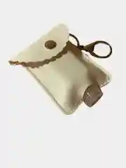Белый брелок с флаконом для антисептика