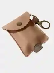 Розовый брелок с флаконом для антисептика