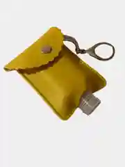 Желтый брелок с флаконом для антисептика