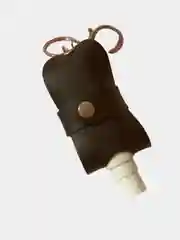 Черный брелок с флаконом для антисептика