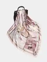 Розовый платок женский