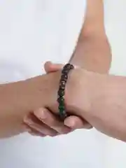 Серый браслет с камнем