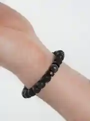 Серый браслет с камнем