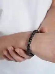 Серый браслет с камнем