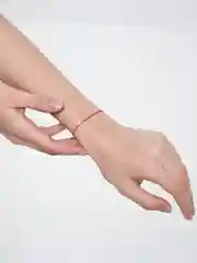 Красная нить с бусиной