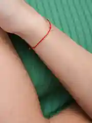 Красная нить с бусиной