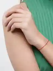Красная нить с бусиной