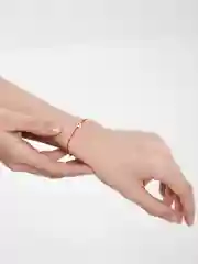 Браслет на красной нити с сердцем
