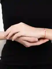 Браслет на красной нити с сердцем