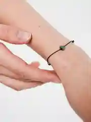 Браслет на нити с сердцем из гематита