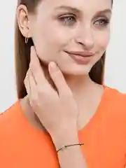 Браслет на нити с зелёным сердцем