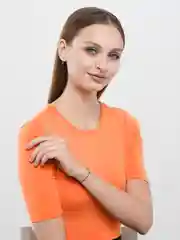 Браслет на нити с зелёным сердцем