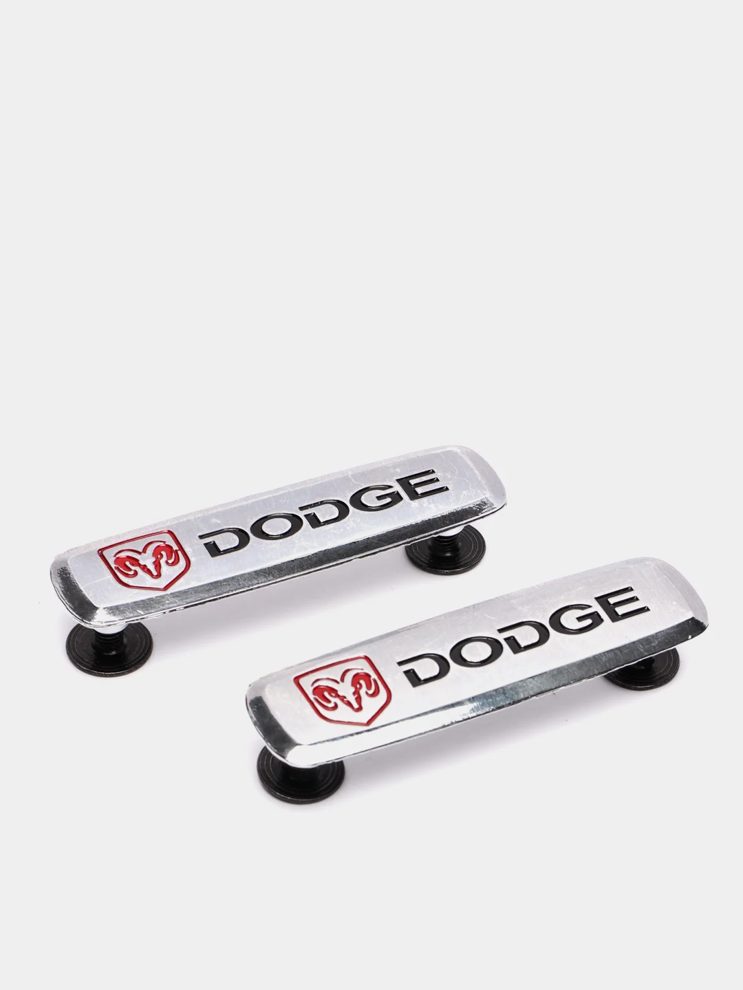 Комплект шильдиков металлических с эмблемой авто "DODGE" и 4 винтовыми креплениями (Пара)