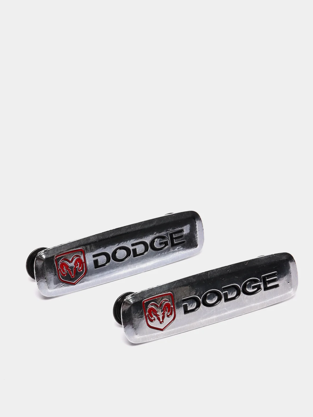 Комплект шильдиков металлических с эмблемой авто "DODGE" и 4 винтовыми креплениями (Пара)