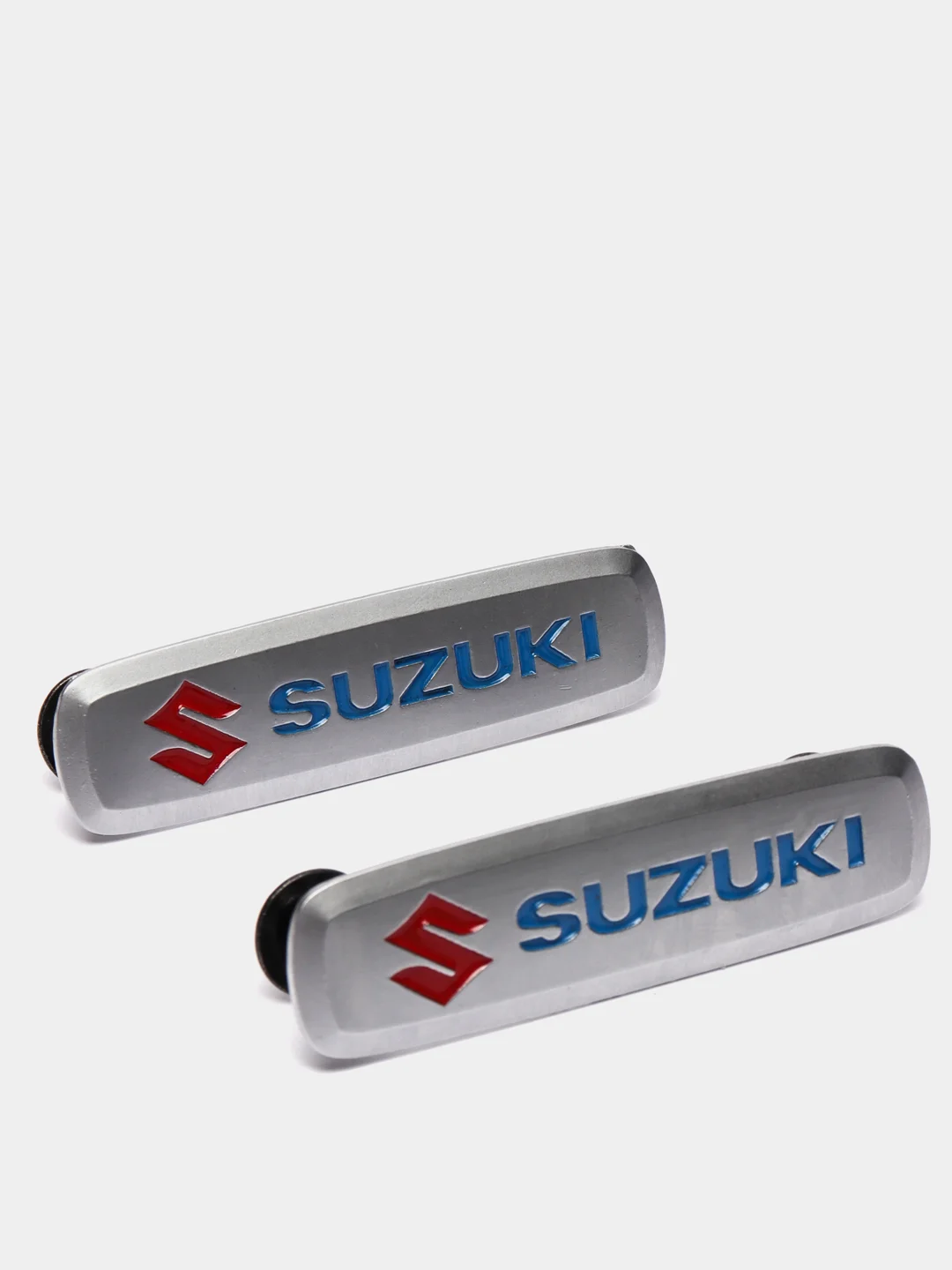 Комплект шильдиков металлических с эмблемой авто "SUZUKI" и 4 винтовыми креплениями (Пара)