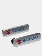 Комплект шильдиков металлических с эмблемой авто "SUZUKI" и 4 винтовыми креплениями (Пара)