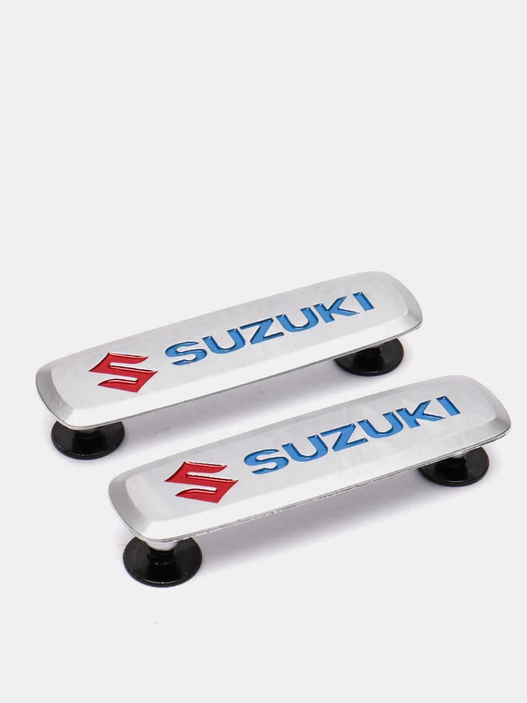 Комплект шильдиков металлических с эмблемой авто "SUZUKI" и 4 винтовыми креплениями (Пара)