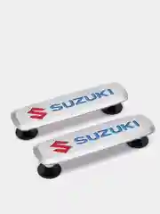 Комплект шильдиков металлических с эмблемой авто "SUZUKI" и 4 винтовыми креплениями (Пара)