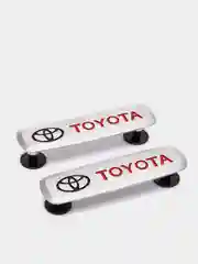 Комплект шильдиков металлических с эмблемой авто "TOYOTA" и 4 винтовыми креплениями (Пара)