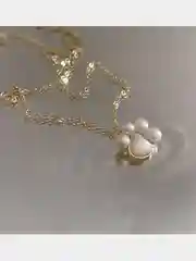 Цепочка с кулоном в виде кошачьей лапки с жемчужинами