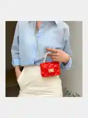Красный мини-сумка с жемчугом