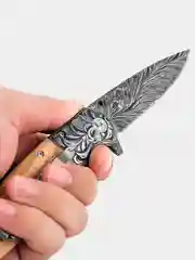 Бежевый складной нож с рисунком