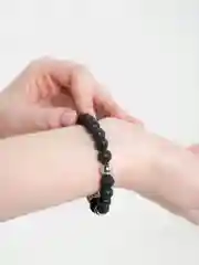 Браслет из натуральных камней, вулканическая лава с руной "Иса"