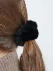 Черный резинка для волос меховая