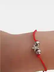 Браслет из красной нити с подвеской