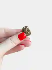 Белый заколка-краб металлическая