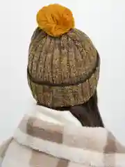 Желтый шапка унисекс утепленная на флисе с помпоном
