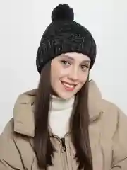 Черный шапка унисекс утепленная на флисе с помпоном
