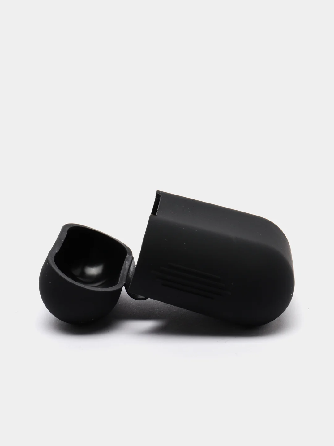 Черный чехол для беспроводных наушников AirPods