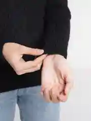 Черный свитер с замком женский