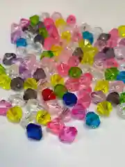 Зеленый бусины биконусы. Бусины прозрачные. Бусины акрил