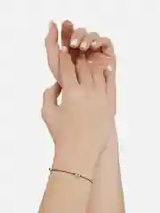 Браслет на нити с жёлтым сердцем