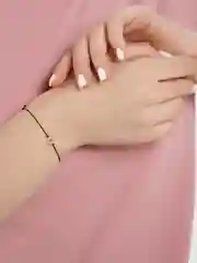Браслет на нити с жёлтым сердцем
