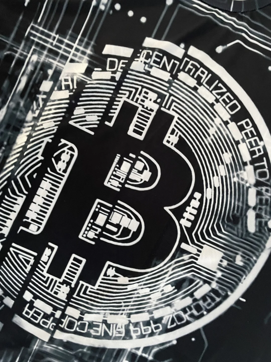 Мужская футболка с серым биткоином