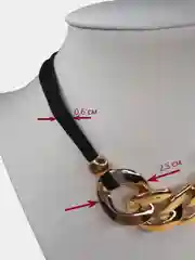 Золотой золотая цепь на шею / цепь на замшевом ремешке /цепь золотая женская из пластика